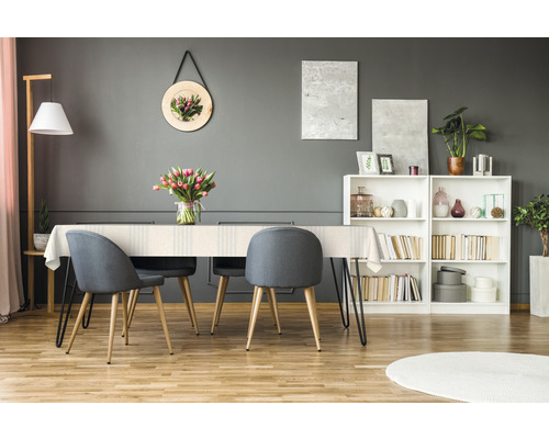 Esszimmer mit Esstisch, Stühlen und Bücherregal