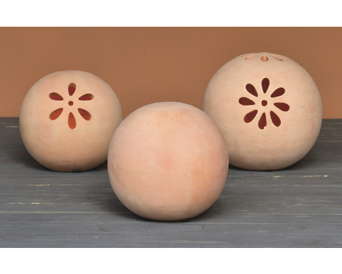 Trois boules de jardin en terre cuite, une avec un motif floral