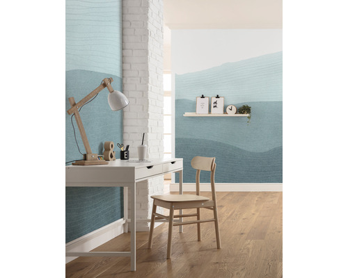 Arbeitszimmer mit Schreibtisch, Stuhl und Wandgestaltung in Blautönen