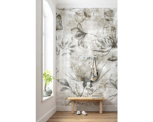 Pièce avec papier peint à motifs floraux, banc en bois et chaussures blanches