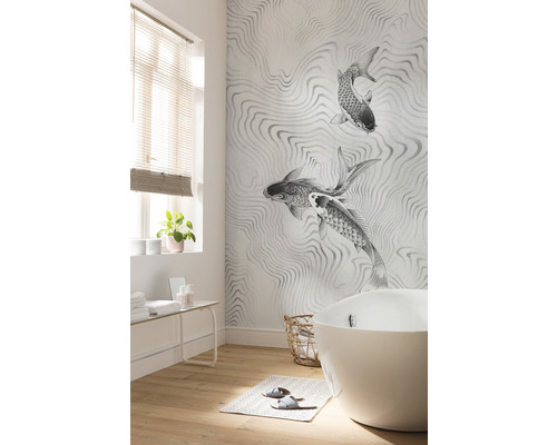 Salle de bains avec baignoire, fenêtre, étagère et papier peint à motifs de poissons