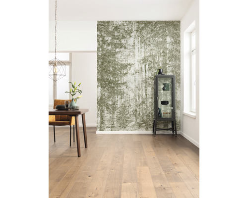 Pièce lumineuse avec parquet, table à manger et papier peint à motifs