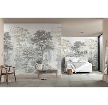 Pièce lumineuse avec papier peint forêt, lit, chaise et banc