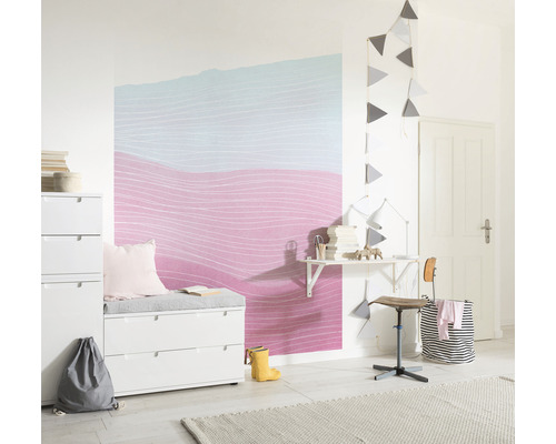 Helles Kinderzimmer mit Schreibtisch, Kommode und dekorativer Wandtapete