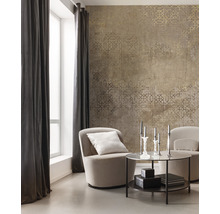 Salon avec papier peint à motifs, fauteuils, rideaux et table d''appoint