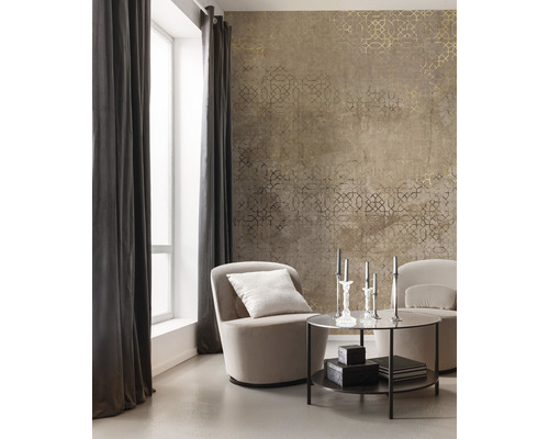 Salon avec papier peint à motifs, fauteuils, rideaux et table d''appoint