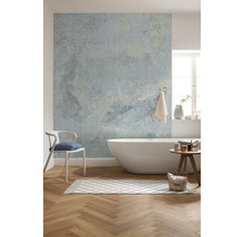 Badezimmer mit Badewanne, Stuhl, Teppich, Hocker und gemusterter Tapete.