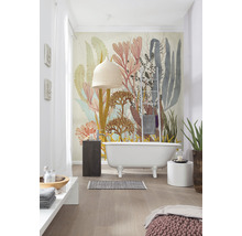 Salle de bains avec baignoire îlot, papier peint à motif végétal et lampe en osier