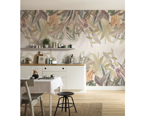 Küche mit botanischer Blättertapete, Esstisch und Stuhl