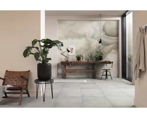 Espace de vie avec des carreaux de grand format, des meubles en bois et des plantes d''intérieur pour une ambiance lumineuse