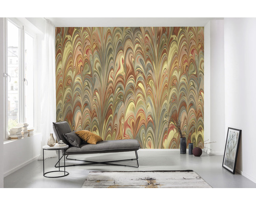 Salon avec papier peint à motifs, canapé et décoration