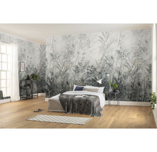 Chambre lumineuse avec papier peint photo jungle, lit et plancher en bois pour une atmosphère conviviale