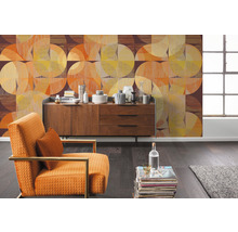 Salon avec papier peint à motifs, commode et fauteuil