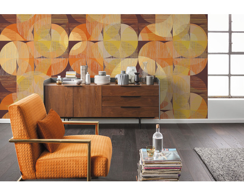 Salon avec papier peint à motifs, commode et fauteuil