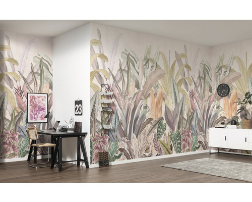 Pièce lumineuse avec papier peint photo à motif de plantes, bureau et commode