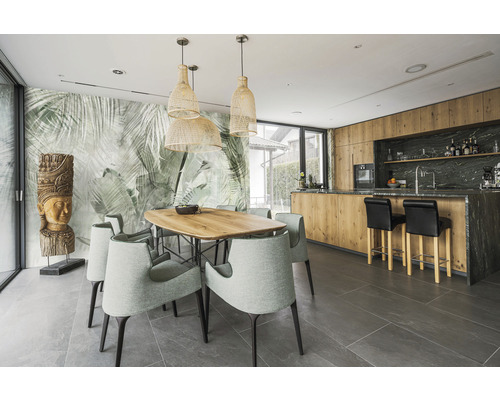 Heller Essbereich mit Holztisch, Stühlen, Dekoration und offener Küche.