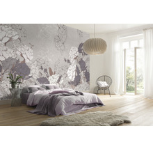 Schlafzimmer mit floraler Tapete, Bett, Stuhl und Lampe