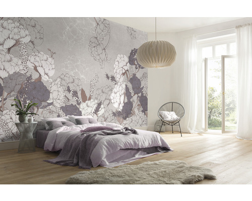 Chambre à coucher avec papier peint floral, lit, chaise et lampe