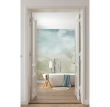 Helles Badezimmer mit Badewanne, Hocker und Wolkenmuster-Tapete, Blick durch eine offene Tür.