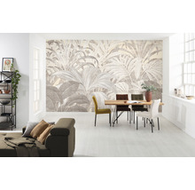 Wohnzimmer mit Fototapete mit Pflanzenmotiv, Esstisch und Sofa