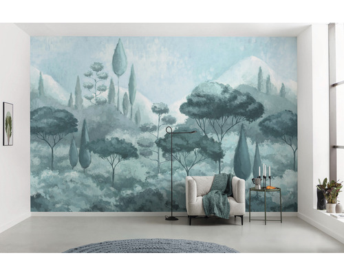 Salon avec un papier peint mural à motif de forêt, un fauteuil et un lampadaire