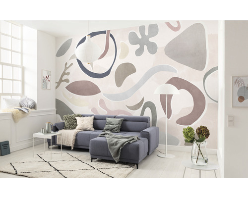 Salon avec canapé, lampe et papier peint photo avec motif abstrait