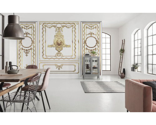 Salon lumineux avec table à manger, chaises et panneaux muraux à ornements décoratifs