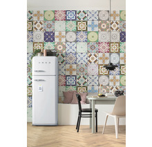 Küche mit Mosaikfliesenwand, Esstisch und SMEG Kühlschrank