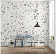Innenraum mit Terrazzo Tapete, Stühlen, Tisch und Pendelleuchte