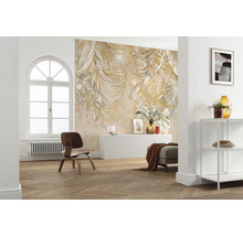 Wohnzimmer mit Fototapete mit Blattmotiv, Sessel, Fenster und Regal
