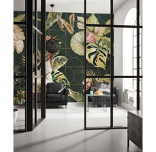 Wohnraum mit floral gemusterter Tapete, Sesseln und Glastisch