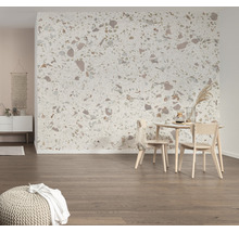 Wohnraum mit Terrazzo Tapete, Holzboden und Esstisch