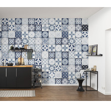 Wandgestaltung mit blauen und weißen Fliesen im Vintage-Stil in einer Küche.