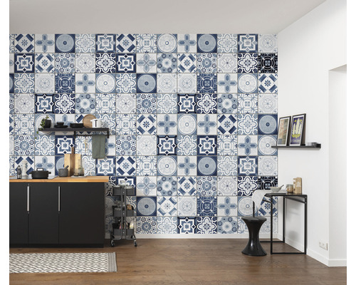 Wandgestaltung mit blauen und weißen Fliesen im Vintage-Stil in einer Küche.