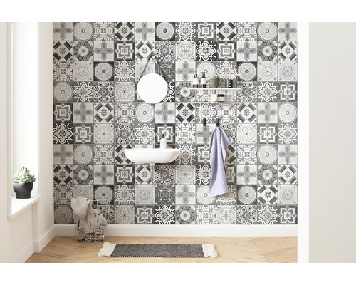 Salle de bains avec lavabo, miroir, étagère et carreaux muraux à motifs ornementaux