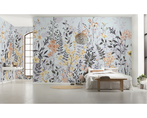 Chambre à coucher avec papier peint photo floral, lit et intérieur lumineux