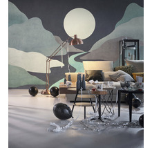 Wohnzimmer mit Tapete, Stehlampe, Sofa, Tisch und Ballons