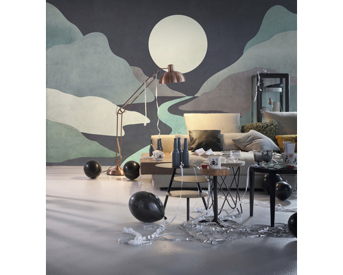 Wohnzimmer mit Tapete, Stehlampe, Sofa, Tisch und Ballons
