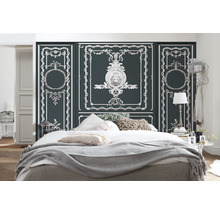 Schlafzimmer mit Bett, Decken, Kissen und Wandpaneelen mit Zierleisten