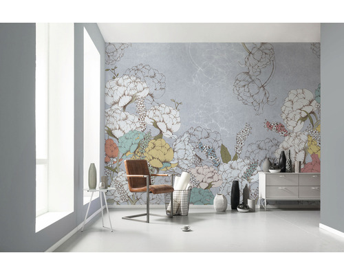 Pièce claire avec papier peint photo floral, chaise et commode