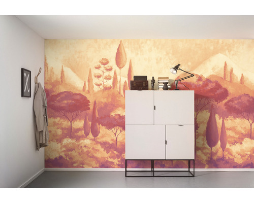 Mur peint avec motif de paysage derrière une armoire blanche