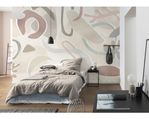 Chambre à coucher avec papier peint à motifs abstraits, lit et table de chevet