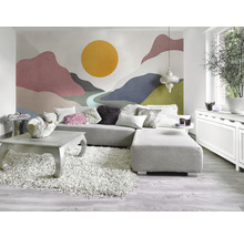 Wohnzimmer mit Ecksofa, Couchtisch, Teppich und Wandtapete mit Bergmotiv