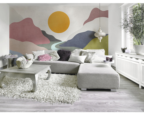 Salon avec canapé d''angle, table basse, tapis et papier peint mural avec motif de montagne