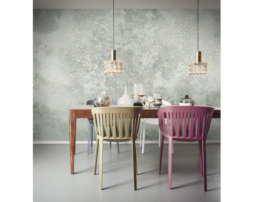 Esszimmer mit Esstisch, Stühlen und Tapete mit Muster