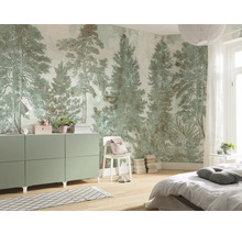 Schlafzimmer mit Waldtapete, Kommode, Bett und Stuhl für eine natürliche Raumatmosphäre
