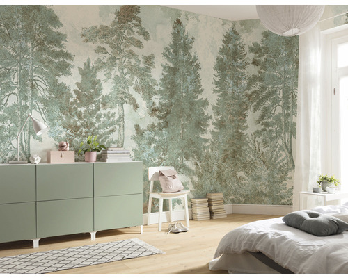 Chambre à coucher avec papier peint forêt, commode, lit et chaise pour une ambiance naturelle