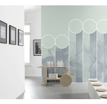 Couloir décoratif avec papier peint mural abstrait, table d''appoint et éléments décoratifs