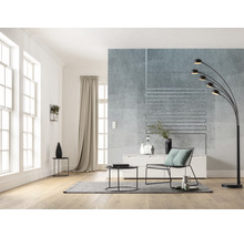Helles Wohnzimmer mit Fenster, Vorhang, Lampe und Möbeln