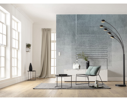 Helles Wohnzimmer mit Fenster, Vorhang, Lampe und Möbeln